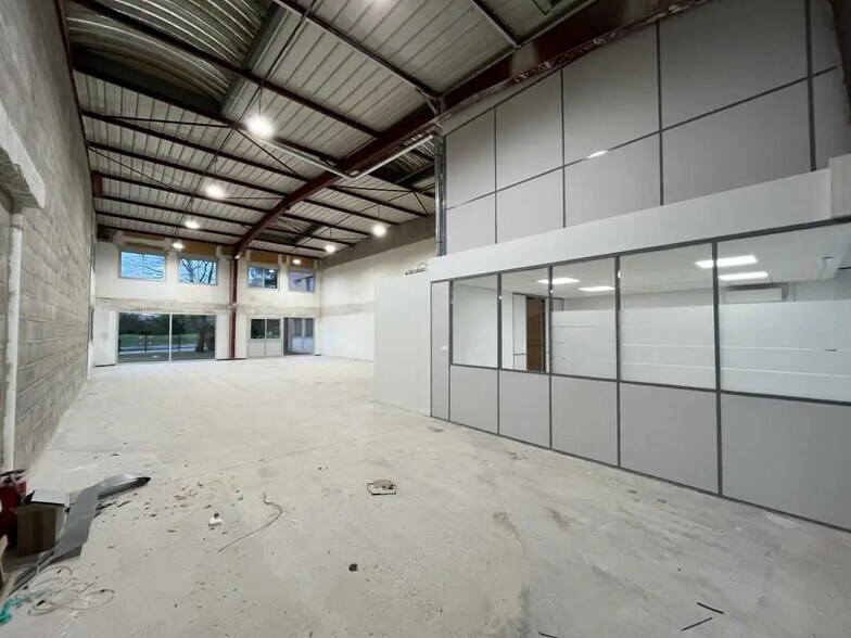 2-4 Rue Paul Villard, Chassieu for lease - Building Photo - Image 1 of 37