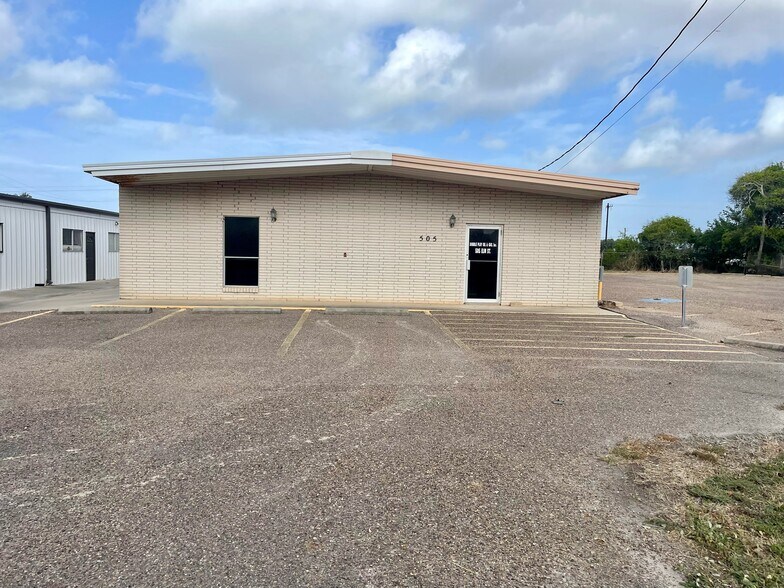 505 Elm St, Portland, TX à louer - Photo du bâtiment - Image 1 de 7