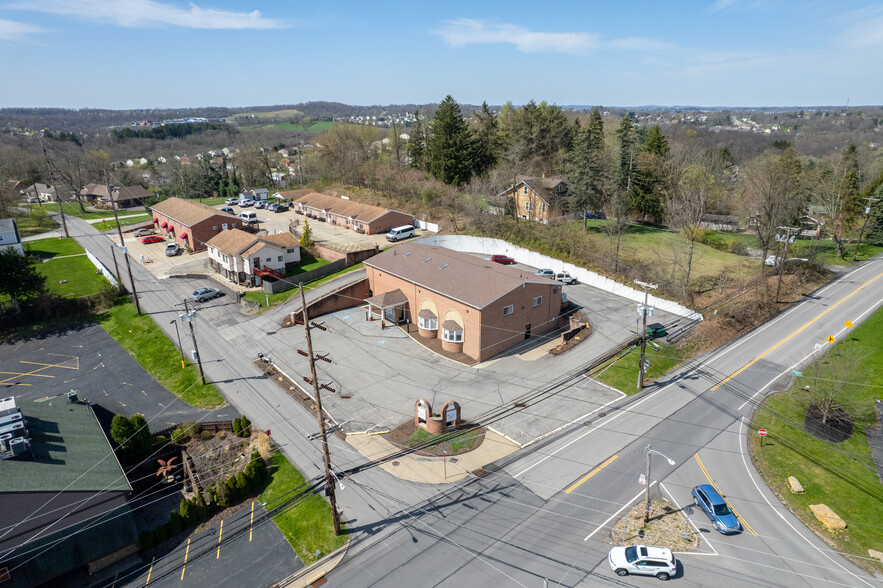 8 Hattman Dr, Coraopolis, PA à vendre - Photo du bâtiment - Image 3 de 6