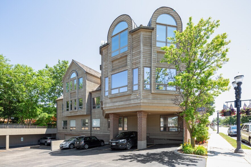330 E Main St, Barrington, IL à louer - Photo du bâtiment - Image 2 de 13