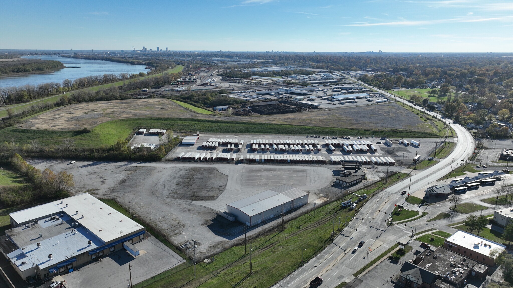 IOS Site w/ Drive-in Maintenance Bldg portefeuille de 2 propriétés à vendre sur LoopNet.ca Photo du b timent- Image 1 de 26