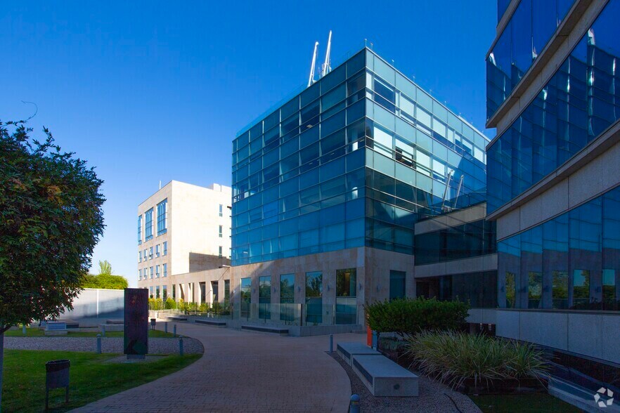 Avenida Transición Española, 24, Alcobendas, Madrid à louer - Photo du bâtiment - Image 3 de 5