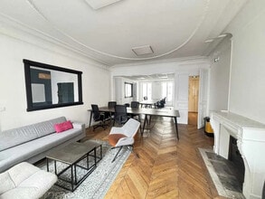 Retail in Paris for lease Interior Photo- Image 2 of 7