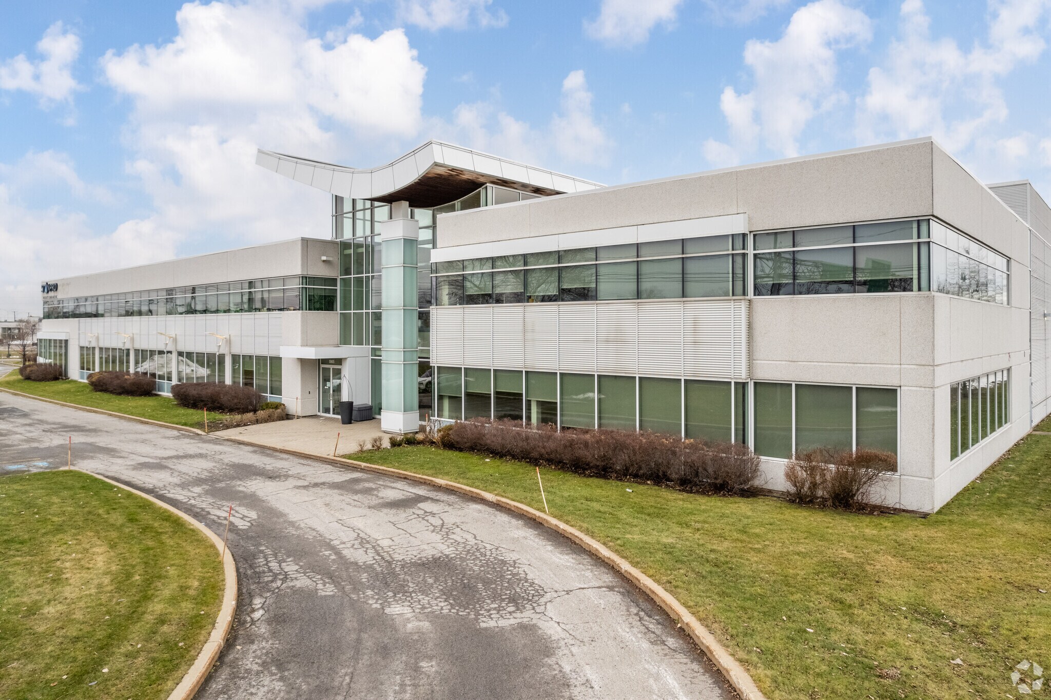5905 Ch de la Côte-de-Liesse, Montréal, QC for lease Building Photo- Image 1 of 6