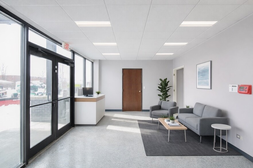 600 Russel Ct, Woodstock, IL for lease - Building Photo - Image 3 of 20