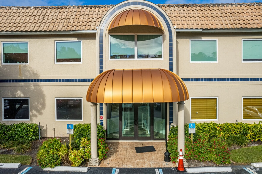3033 Riviera Dr, Naples, FL à louer - Photo du bâtiment - Image 2 de 6