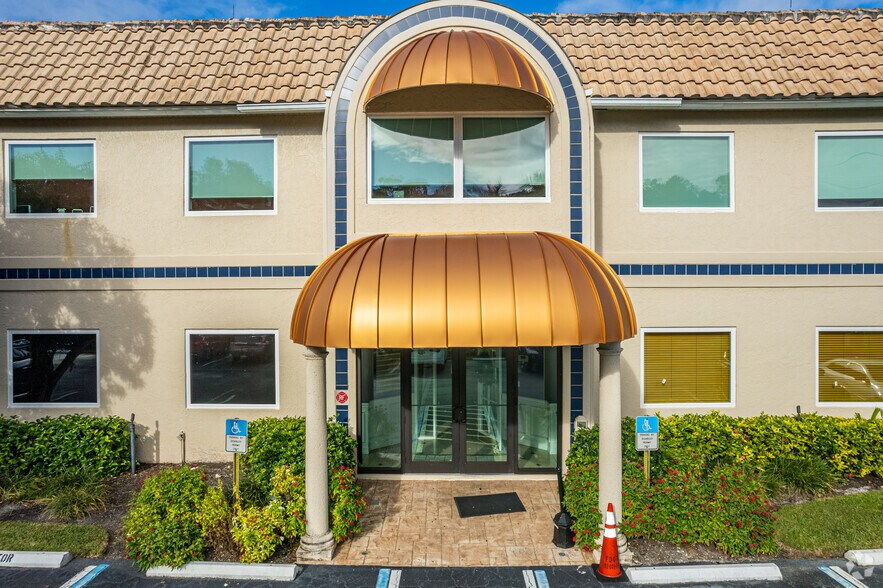 3033 Riviera Dr, Naples, FL à louer - Photo du bâtiment - Image 2 de 6