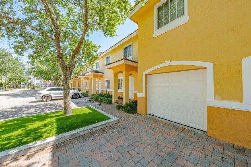 322-324 NE 3rd St, Hallandale Beach, FL à vendre - Photo du bâtiment - Image 2 de 18