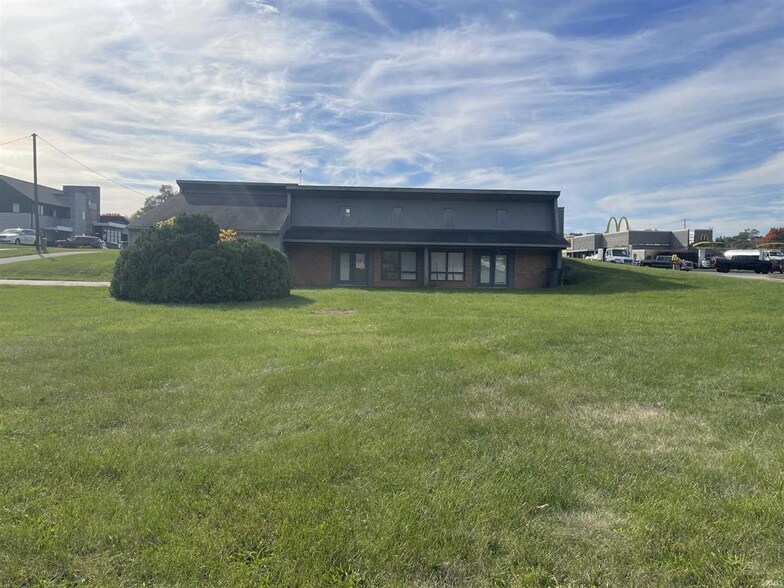 21835 State Road 120, Elkhart, IN à vendre - Photo du bâtiment - Image 2 de 4