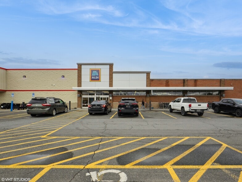 37-61 Cheshire Rd, Pittsfield, MA for lease - Building Photo - Image 2 of 21