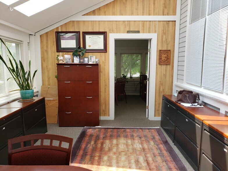 30 Boltwood Walk, Amherst, MA à vendre - Photo du bâtiment - Image 3 de 6