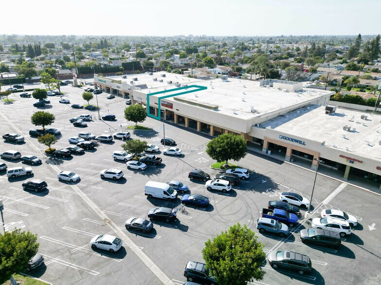8105-8195 E Wardlow Rd, Long Beach, CA à louer - Photo du bâtiment - Image 3 de 11
