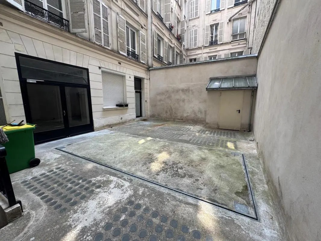 Flex in Paris for lease Building Photo- Image 1 of 14