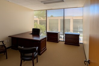 17 S Briar Hollow Ln, Houston, TX for lease Interior Photo- Image 1 of 8