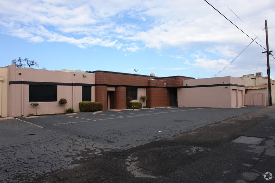 513-519 W Center St, Visalia, CA à louer - Photo du bâtiment - Image 2 de 11