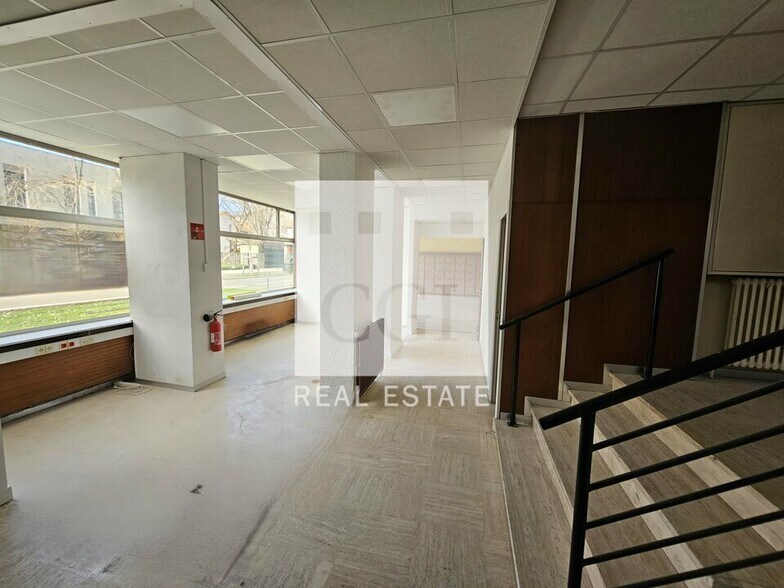 Retail in Grenoble for lease - Interior Photo - Image 2 of 11