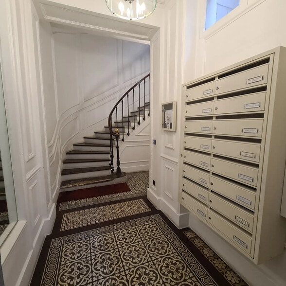 Rue Geoffroy-Marie, Paris for lease - Building Photo - Image 2 of 9