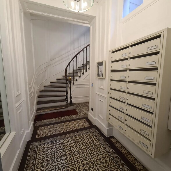 Rue Geoffroy-Marie, Paris à louer - Photo du bâtiment - Image 2 de 9