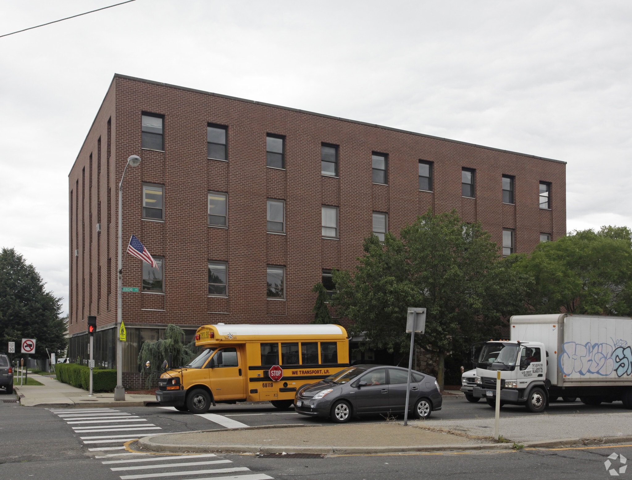 199 Jericho Tpke, Floral Park, NY à louer Photo du bâtiment- Image 1 de 15