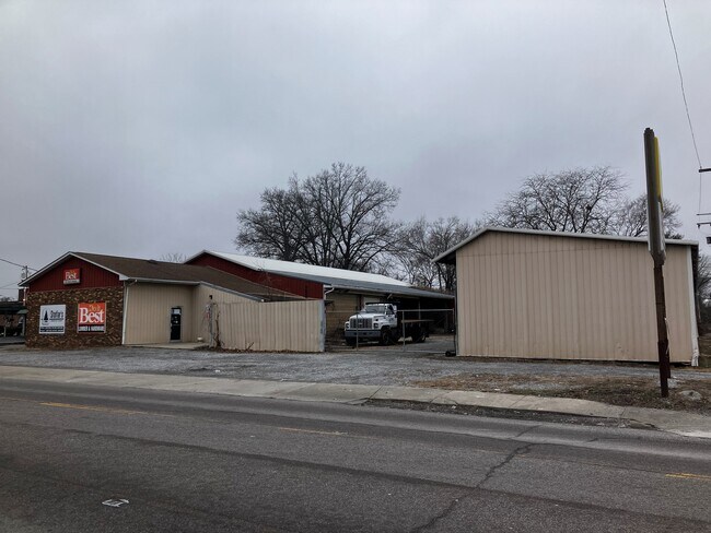 Plus de détails pour 221 N Main St, Benton, IL - Commerce de détail à vendre