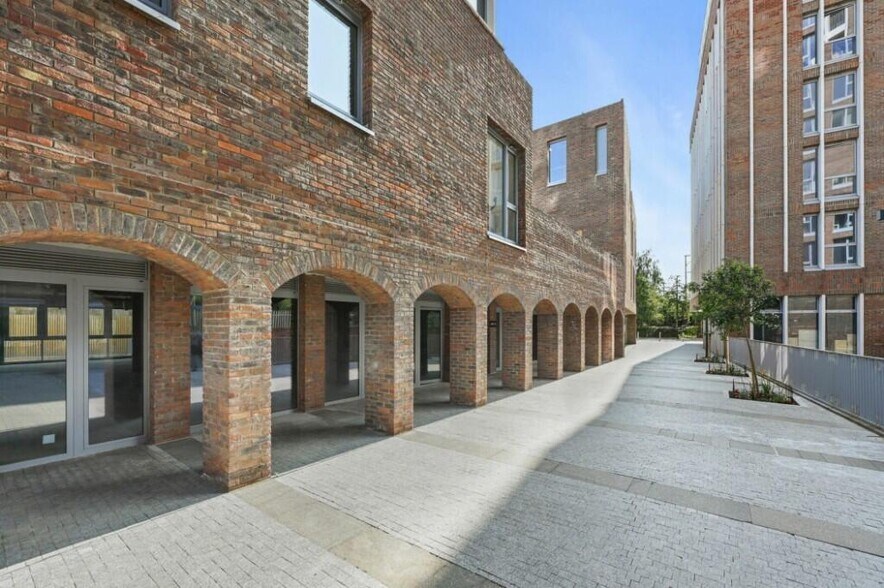 4 Maple Path, London for lease - Building Photo - Image 3 of 46