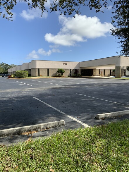 1701 SE Hillmoor Dr, Port Saint Lucie, FL for lease - Primary Photo - Image 1 of 22