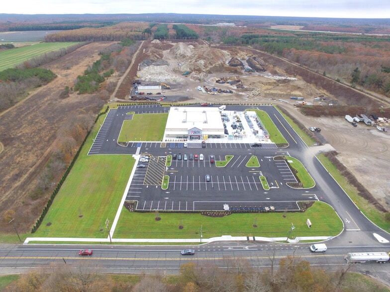 4331 Middle Country Rd, Calverton, NY à louer - Photo du bâtiment - Image 2 de 5