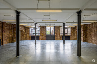 14 Gowers Walk, London for lease Interior Photo- Image 2 of 8