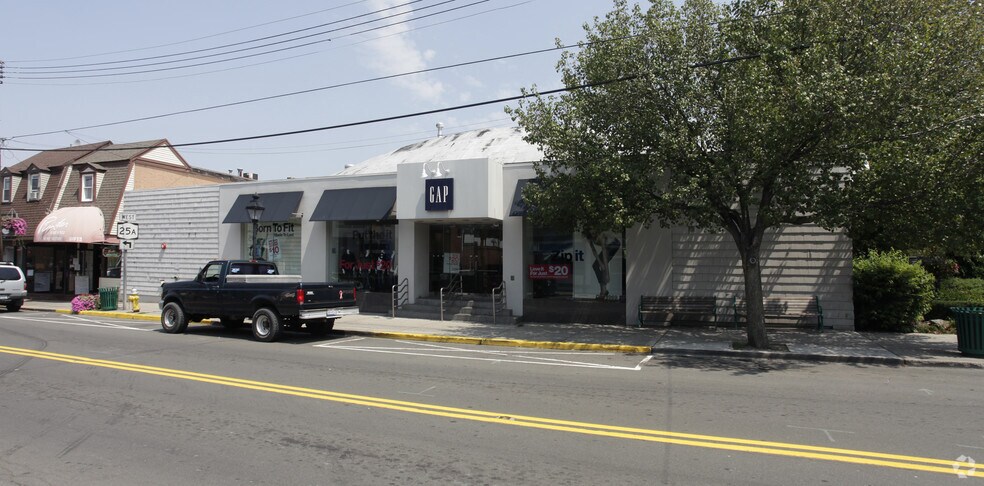 100 Arden Pl, Port Jefferson, NY à louer - Photo du bâtiment - Image 2 de 7