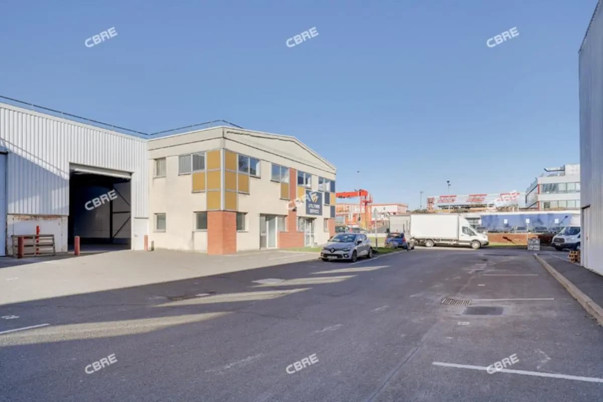 Office in Chilly-Mazarin for lease Building Photo- Image 1 of 12