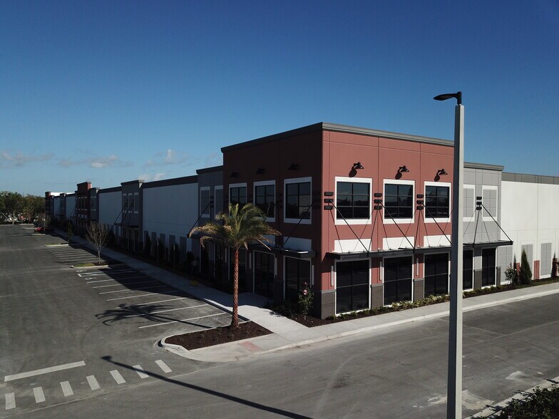 603 Hennis Rd, Winter Garden, FL à louer - Photo du bâtiment - Image 2 de 6