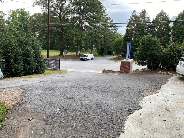 4014 Clairmont Rd, Atlanta, GA à louer - Photo du bâtiment - Image 2 de 16