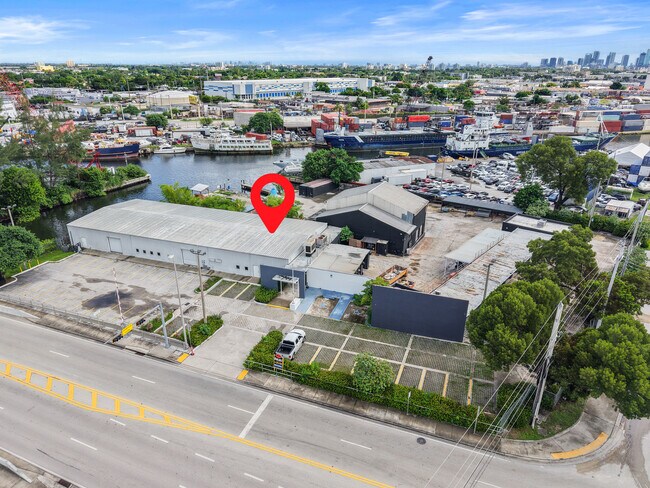 Plus de détails pour 3075 NW South River Dr, Miami, FL - Commerce de détail à louer
