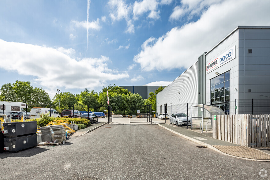 Kingsway, Rochdale for lease - Building Photo - Image 3 of 4