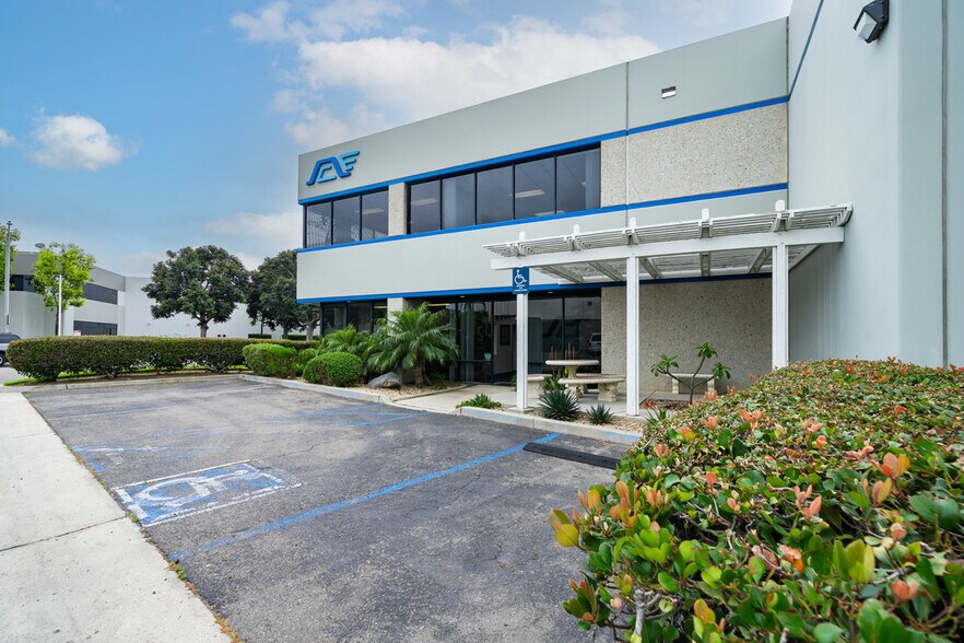 231 W Blueridge Ave, Orange, CA à vendre - Photo du bâtiment - Image 2 de 64