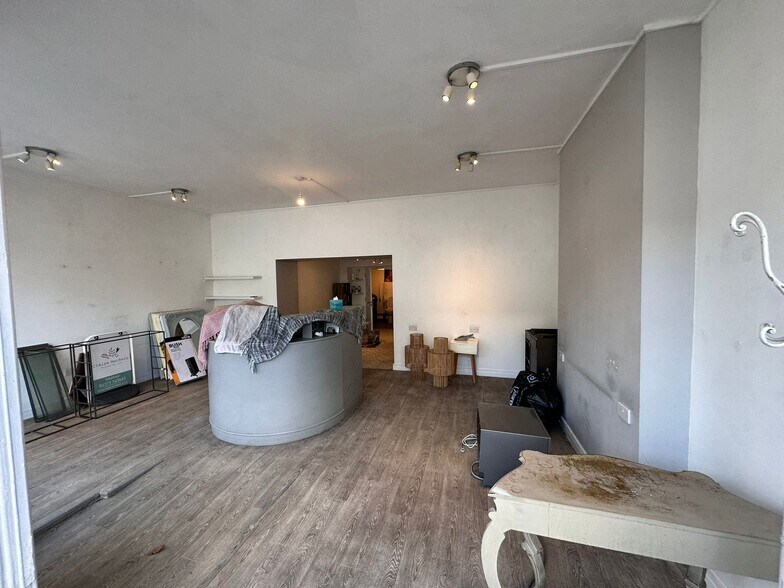 65-65a Newport Rd, Barnstaple à louer - Photo du bâtiment - Image 2 de 3