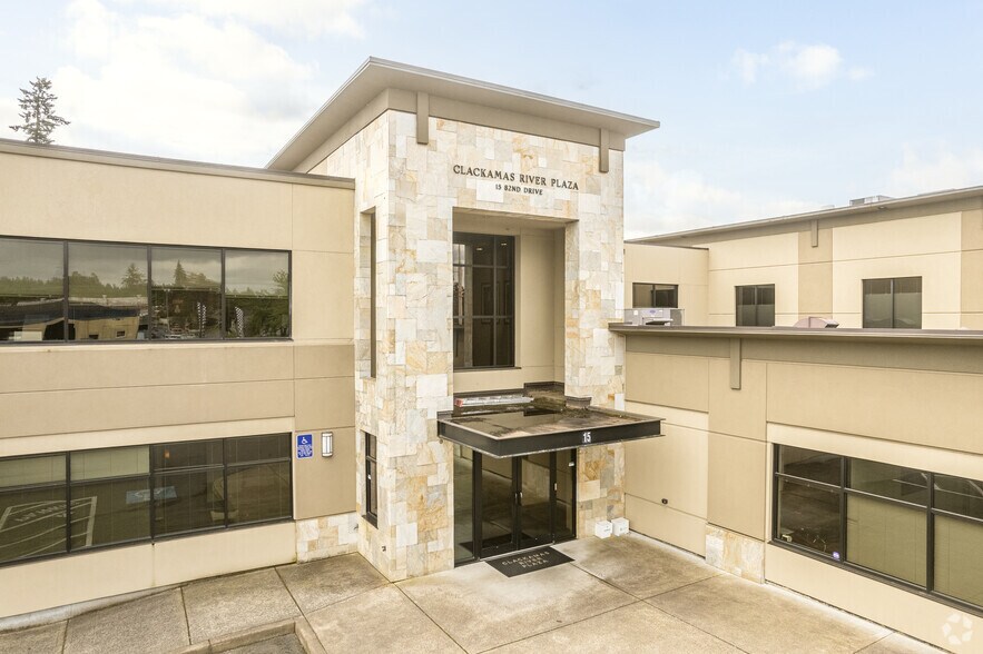 15 82nd Dr, Gladstone, OR à louer - Photo du bâtiment - Image 3 de 5