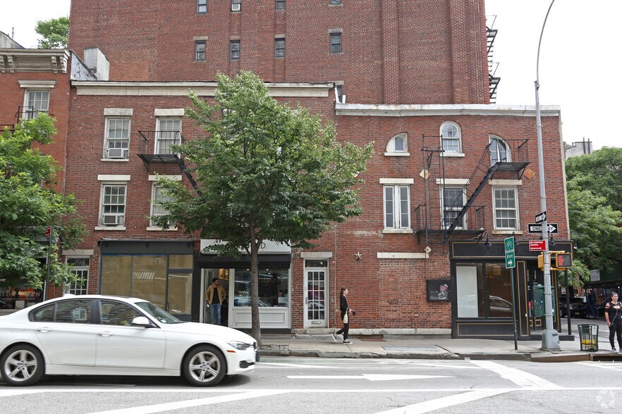 333 Bleecker St, New York, NY à louer - Photo du bâtiment - Image 2 de 4