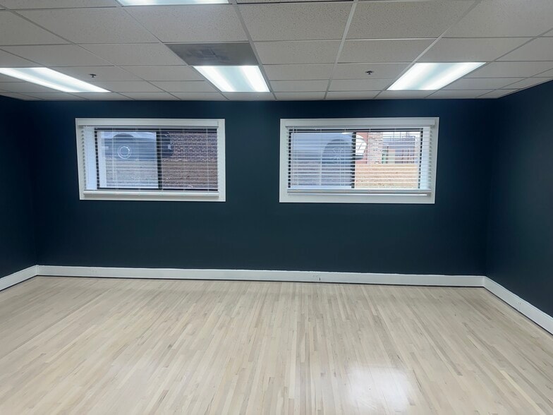 1901 Raymond Dr, Northbrook, IL for lease - Building Photo - Image 2 of 15
