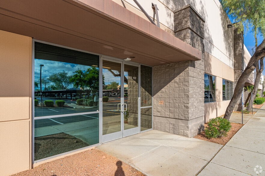 950 W Behrend Dr, Phoenix, AZ à louer - Photo du bâtiment - Image 3 de 8