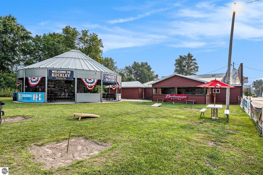 116 W Wexford Ave, Buckley, MI à vendre - Photo du bâtiment - Image 3 de 28