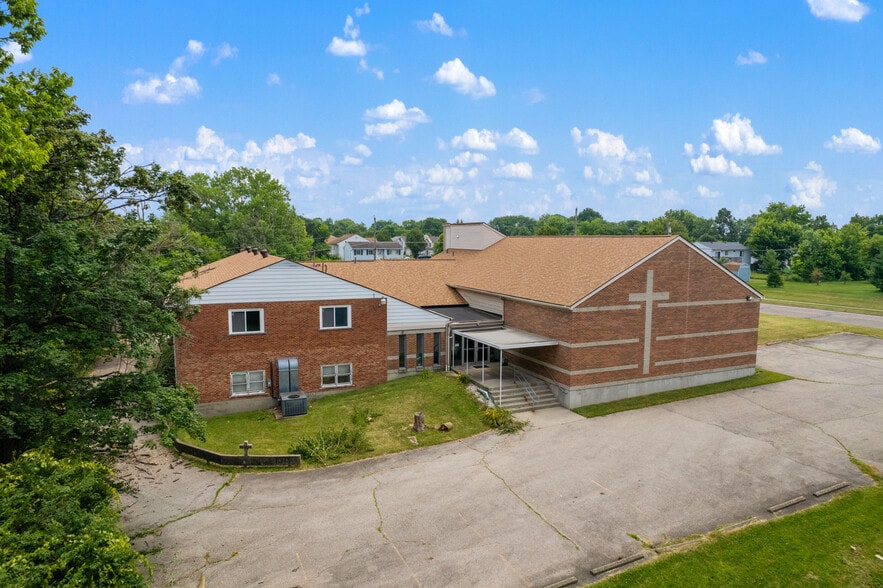 1050 Kemper Meadow Dr, Cincinnati, OH for lease - Building Photo - Image 1 of 12