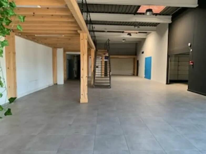 Retail in Le Pontet for lease - Interior Photo - Image 2 of 5