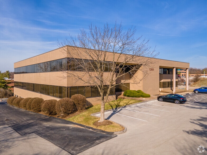 12801 Flushing Meadows Dr, Des Peres, MO à louer - Photo du bâtiment - Image 2 de 4
