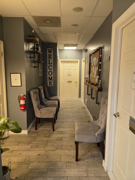 80 Bridge Plaza Dr, Manalapan Township, NJ for sale - Interior Photo - Image 3 of 8