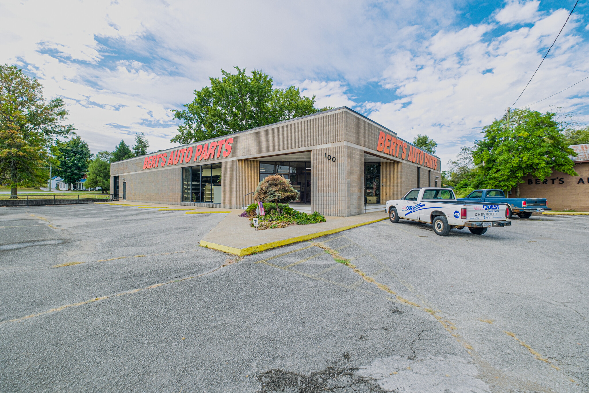 100 Hopkinsville St, Russellville, KY for sale Primary Photo- Image 1 of 47