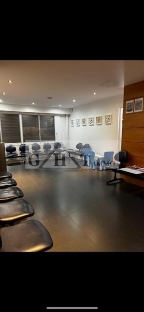 Retail in Charenton-le-Pont for sale Interior Photo- Image 1 of 4