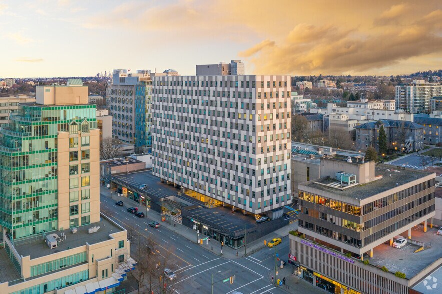 750 W Broadway, Vancouver, BC à louer - Photo du bâtiment - Image 3 de 9