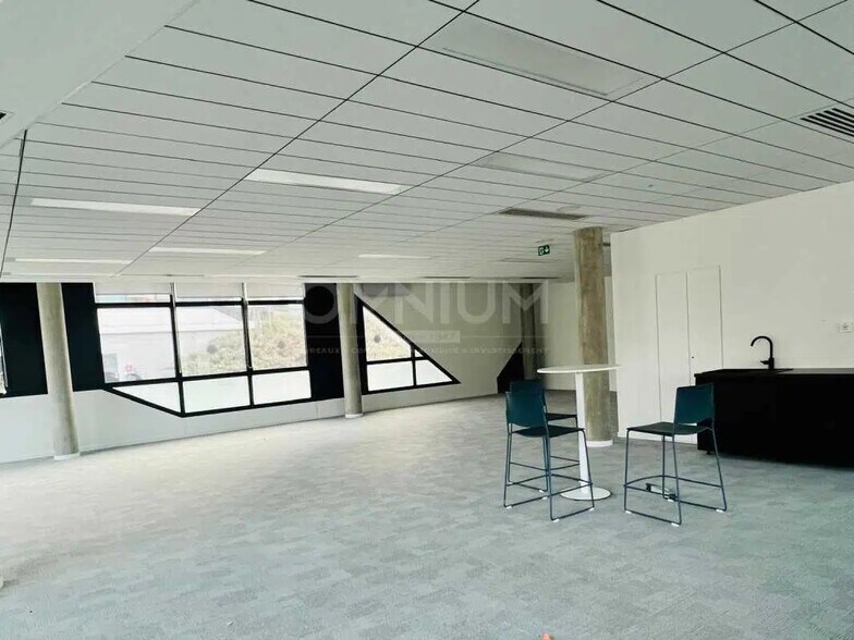 Bureau dans Champagne-au-Mont-d'Or à louer - Photo du bâtiment - Image 2 de 8