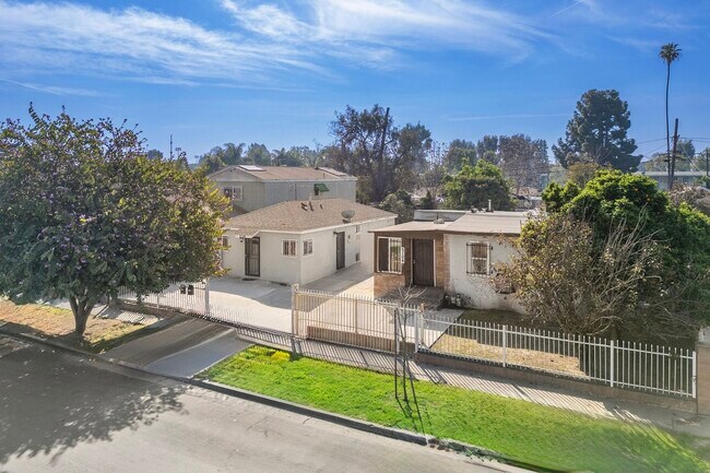 Plus de détails pour 2106 E 113th St, Los Angeles, CA - Multi-résidentiel à vendre